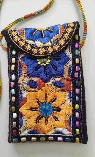 Bolsito bordado étnico con abalorios