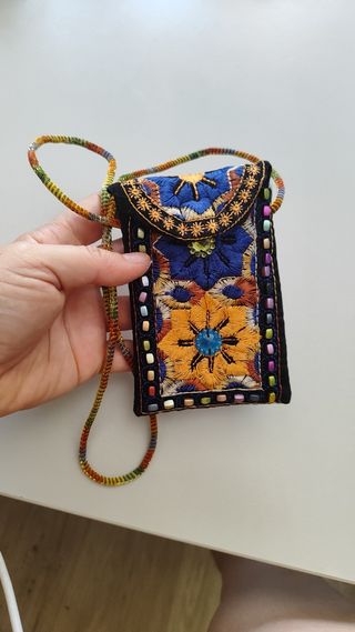 Bolsito bordado étnico con abalorios