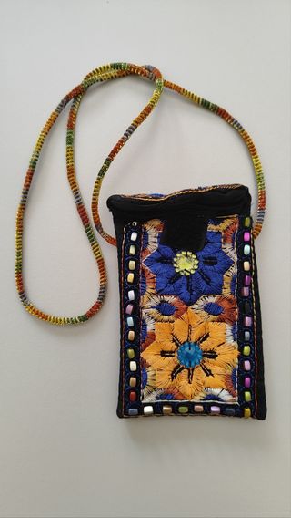 Bolsito bordado étnico con abalorios