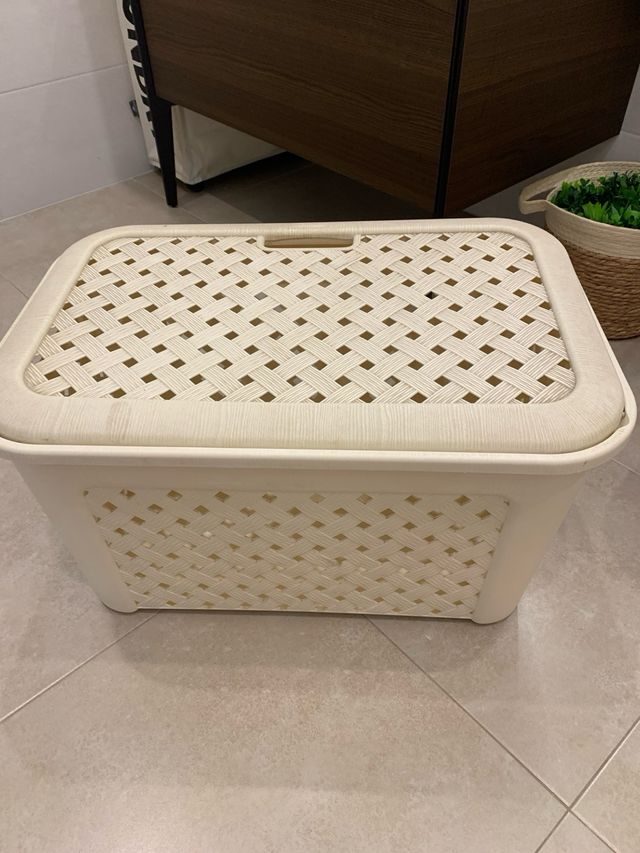 Cesto ropa beige con tapa