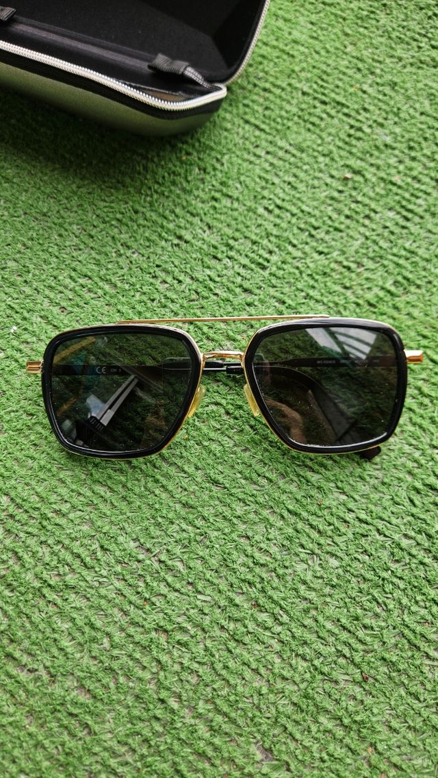 Gafas sol | Negras y doradas