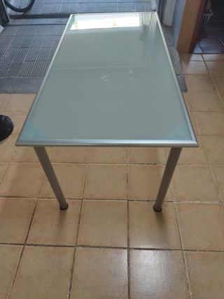 Mesa cristal y aluminio moderna