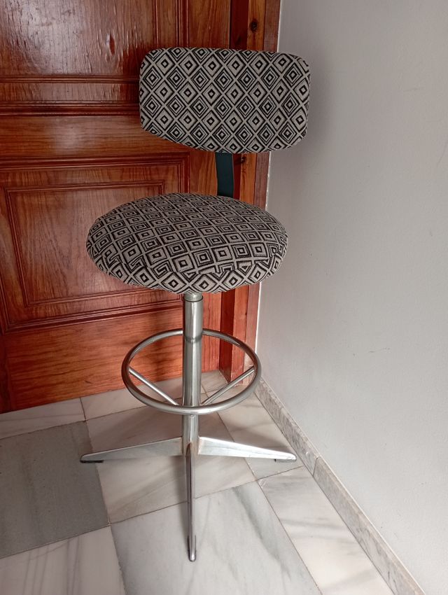 Taburete alto moderno - tela negra y beige.