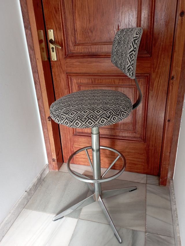 Taburete alto moderno - tela negra y beige.