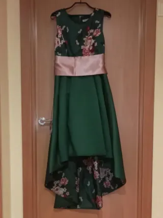 Vestido invitada verde corto cola