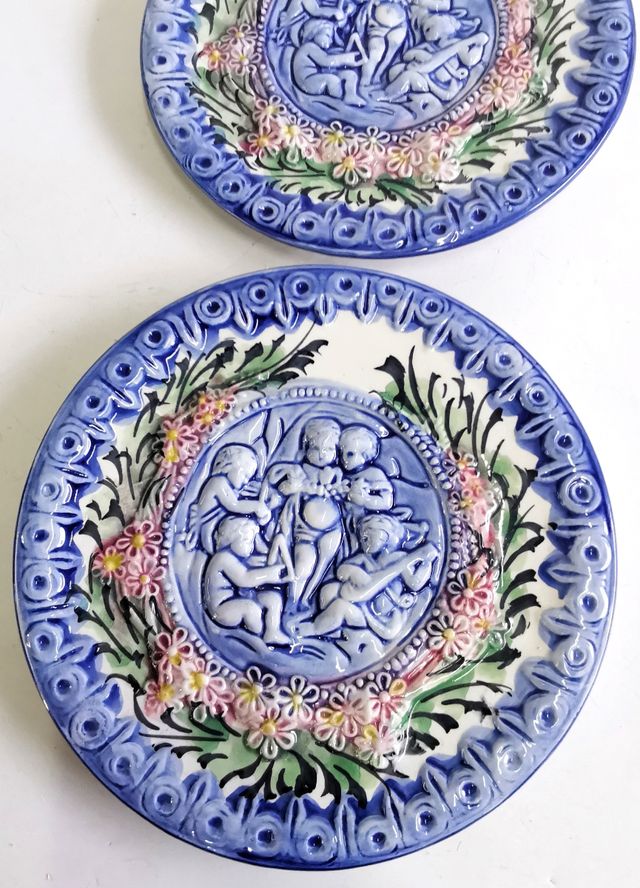 Pareja de platos antiguos con motivos alegóricos