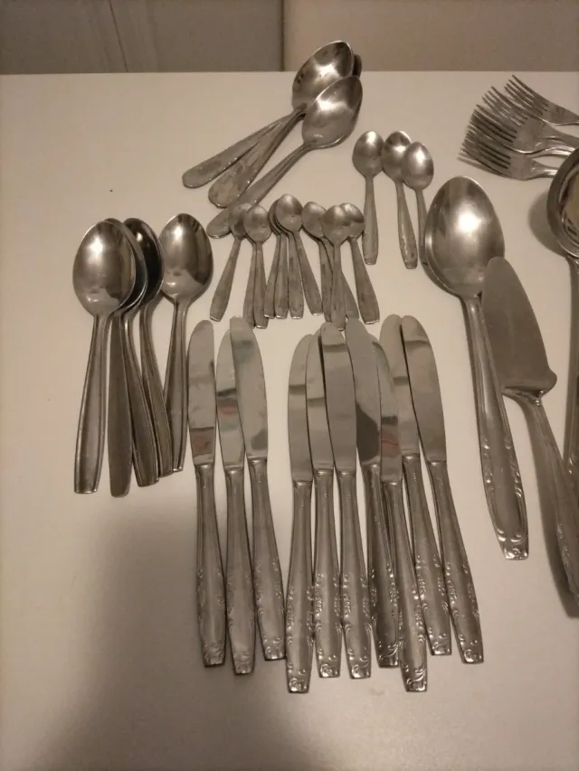 Cubertería surtida - 82 piezas