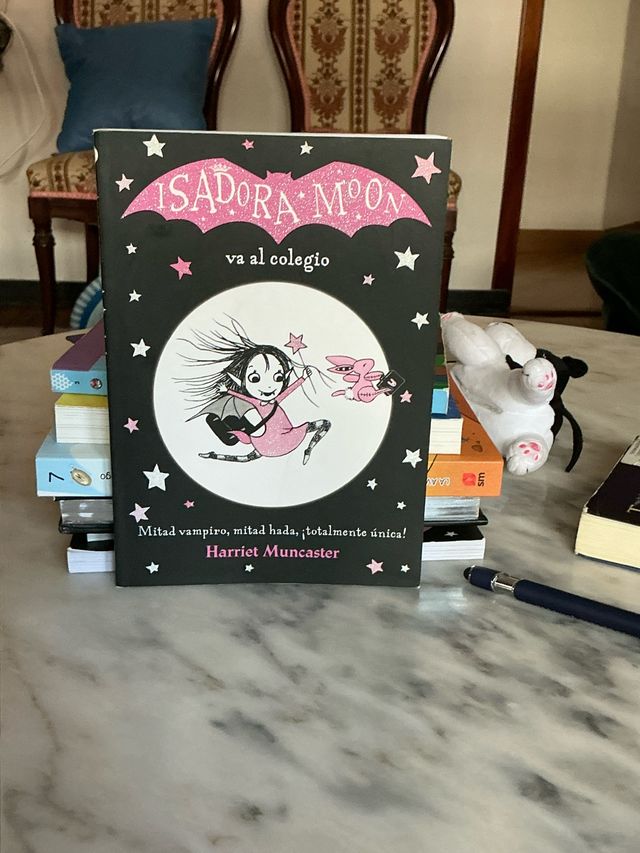 Isadora Moon va al colegio / Isadora Moon Goes ...