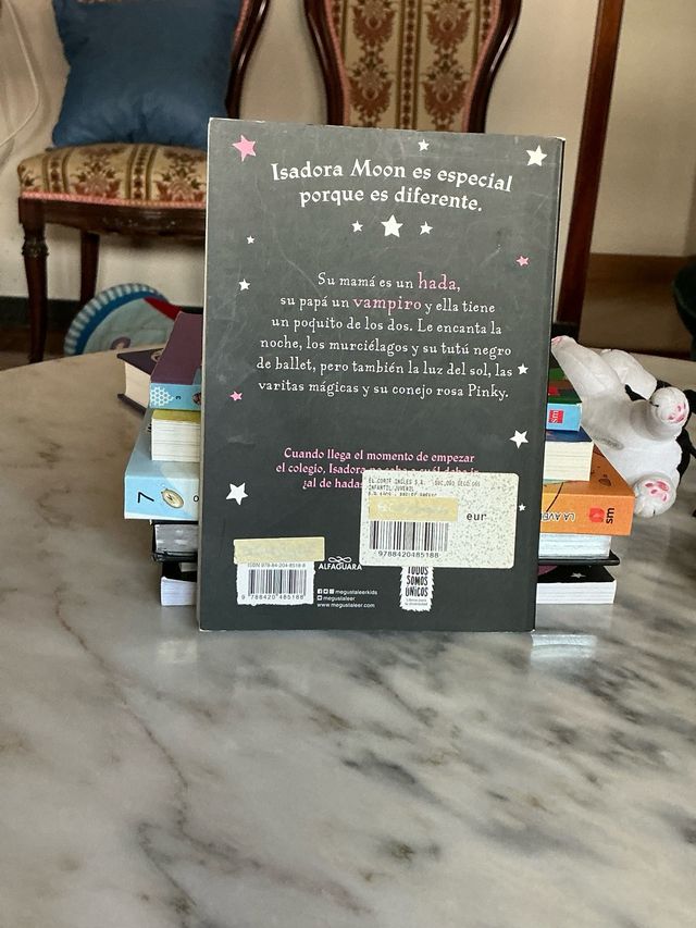 Isadora Moon va al colegio / Isadora Moon Goes ...