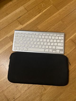 Teclado Bluetooth blanco y plateado