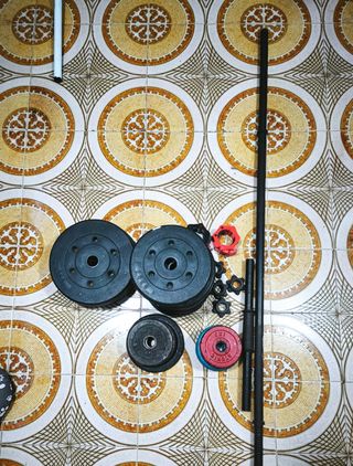 Discos y barra gimnasio