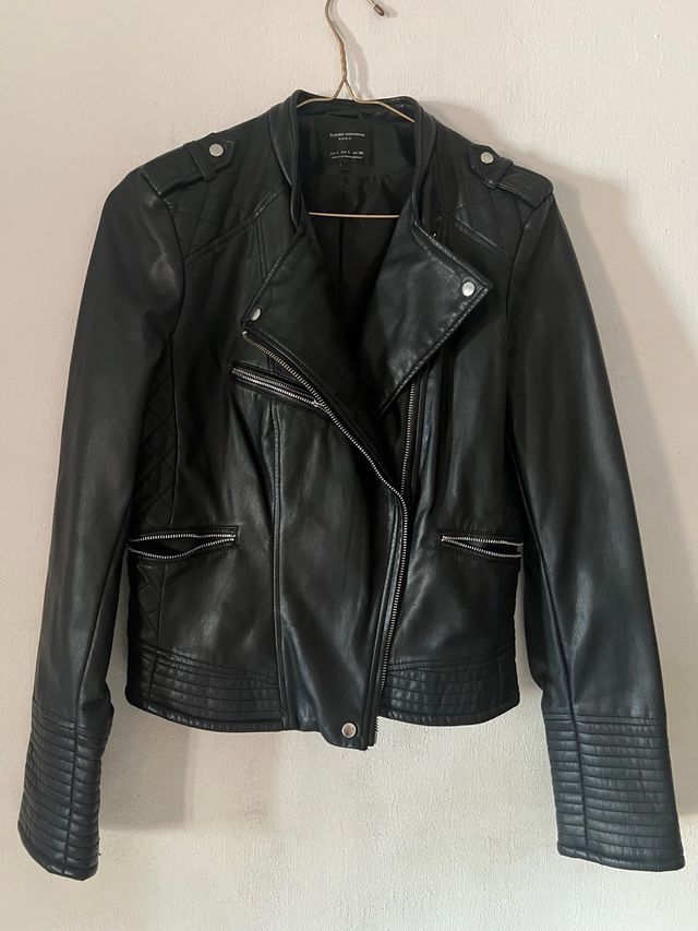 Chaqueta negra efecto piel