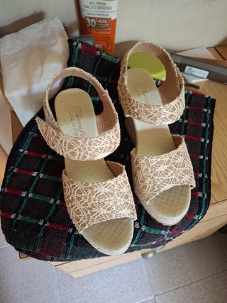Sandalias cuña beige y dorado