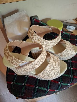 Sandalias cuña beige y dorado