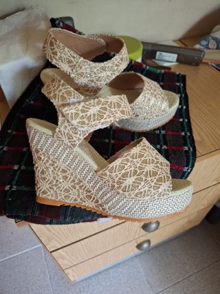 Sandalias cuña beige y dorado