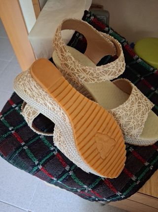 Sandalias cuña beige y dorado