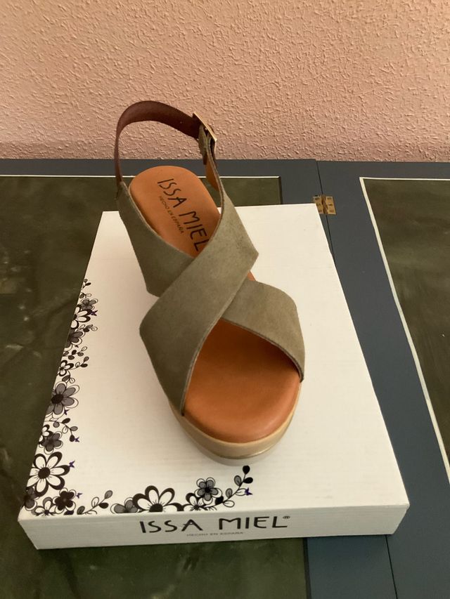 Sandalias cuña ISSA MIEL - Verde oliva