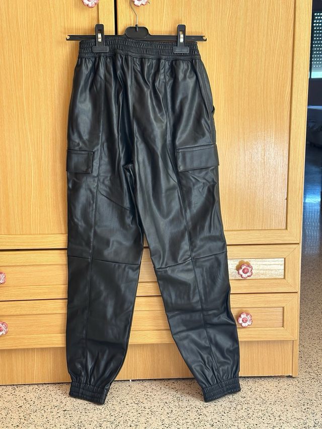 Pantalones Bershka efecto cuero + body de regalo