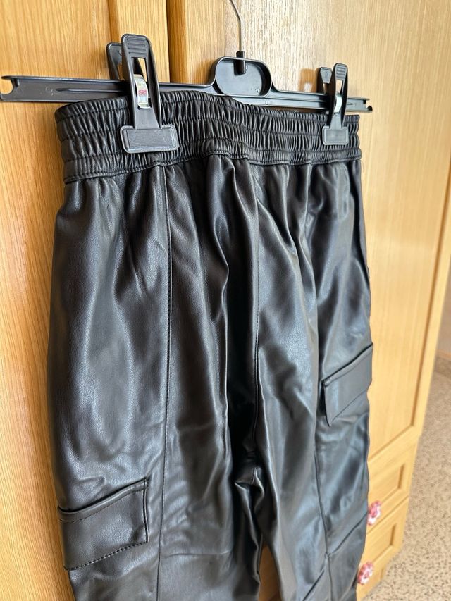 Pantalones Bershka efecto cuero + body de regalo