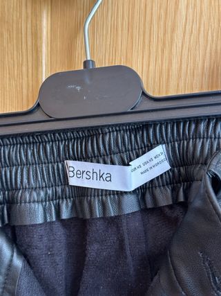 Pantalones Bershka efecto cuero + body de regalo