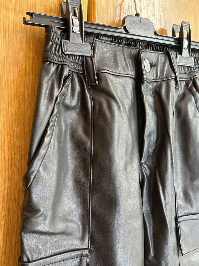 Pantalones Bershka efecto cuero + body de regalo