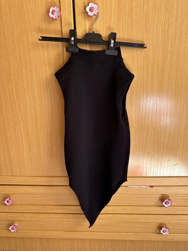 Pantalones Bershka efecto cuero + body de regalo