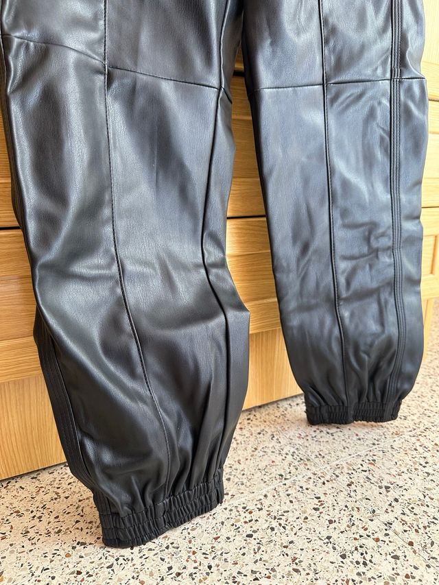 Pantalones Bershka efecto cuero + body de regalo