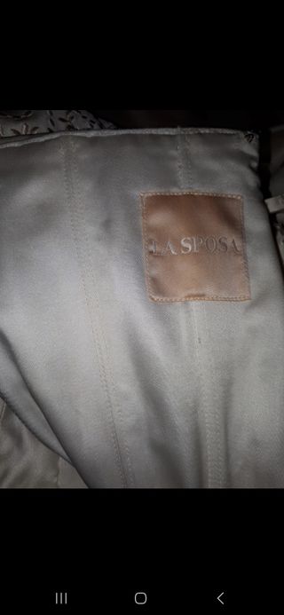 Vestido novia con cola en forma de V de 5 metros.