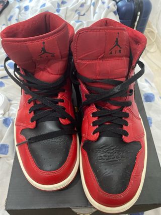 Zapatillas Jordan Air 1 Mid rojas y negras