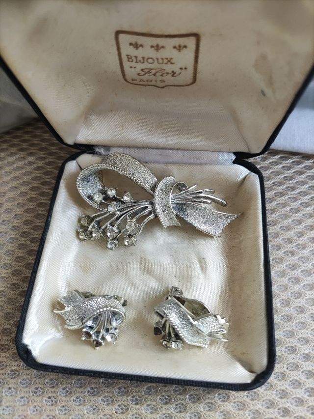 Broche y pendientes Bijoux Flor plata