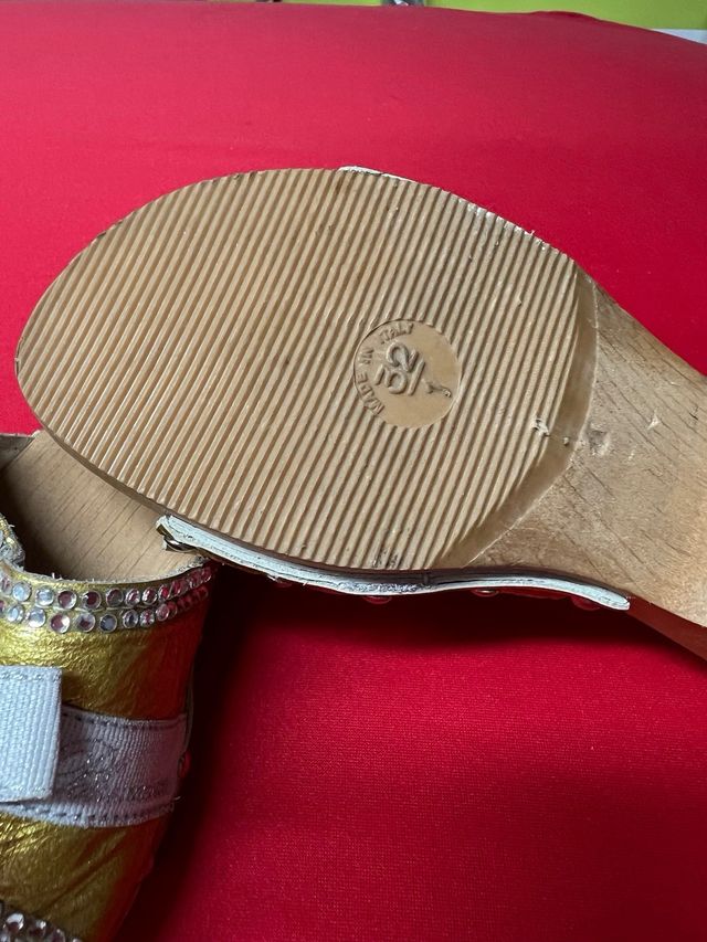 Zuecos Blumarine dorados y blancos
talla 32