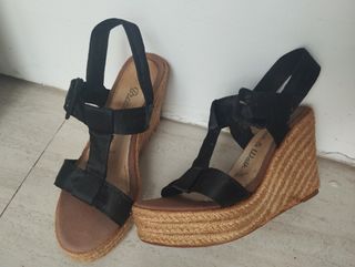 Sandalias negras cuña y plataforma.
