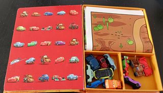 Cars 2. Libro: Incluye un cuento, mapa y 12 coches
