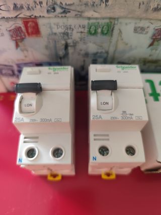 2x Diferenciales Schneider 25A 300mA