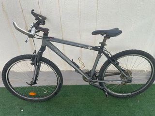 Bicicleta montaña con sillin acolchado y casco