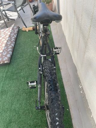 Bicicleta montaña con sillin acolchado y casco