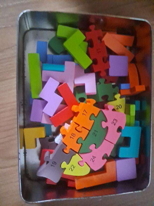 Puzzle de madera con letras y números