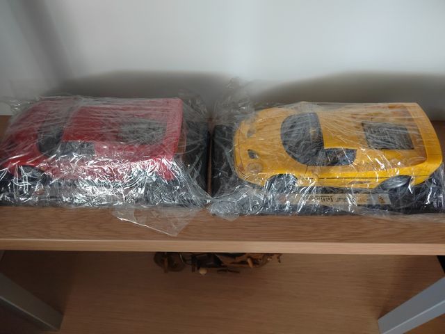 COCHE FERRARI ESCALA. UNO ROJO Y OTRO AMARILLO.