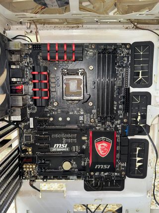 Caja y placa base MSI Z97 Gaming 5