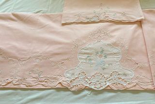 JUEGO SABANA BORDADA CAMA 105 cm.