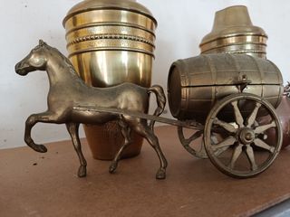 Carruaje de caballo bronce antiguo