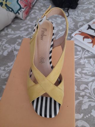 Sandalias tacón amarillas-negras de diseño 