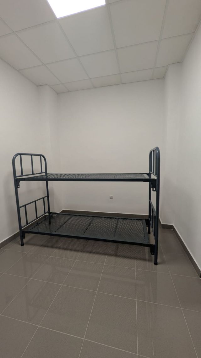 Litera metálica gris