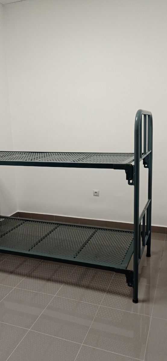 Litera metálica gris