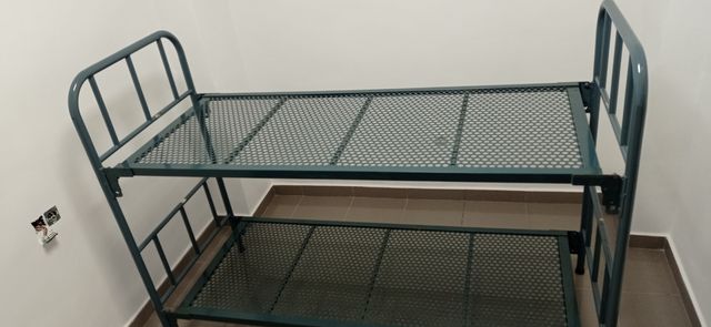 Litera metálica gris