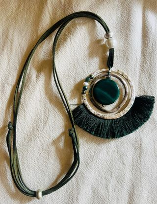 Collar largo graduable antelina verde musgo. Nuevo