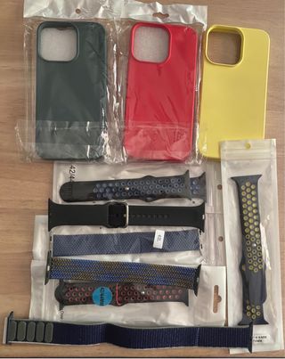 3 Carcasas iPhone 13 Pro + 6 correas Apple Watch