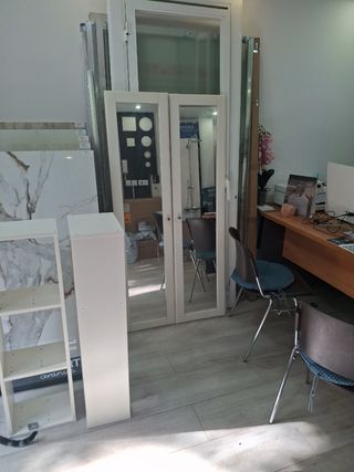 2 puertas con espejo.