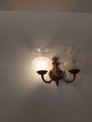 Preciosa pareja de apliques de pared de estilo clá