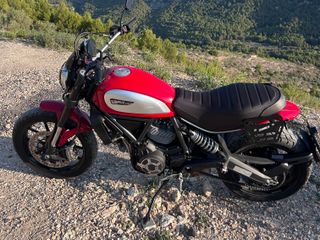 Ducati Scrambler - Moto roja